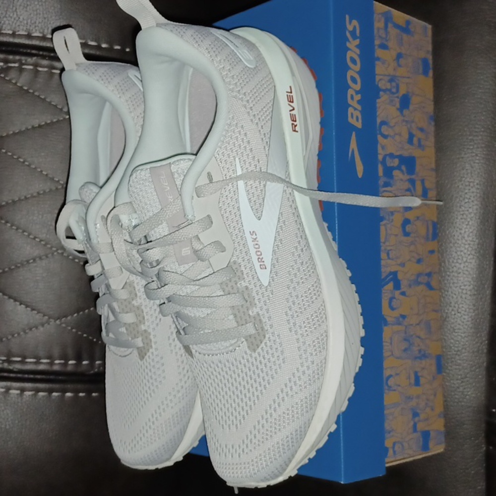 Womens - Brooks Revel 6 Sneakers Brand New